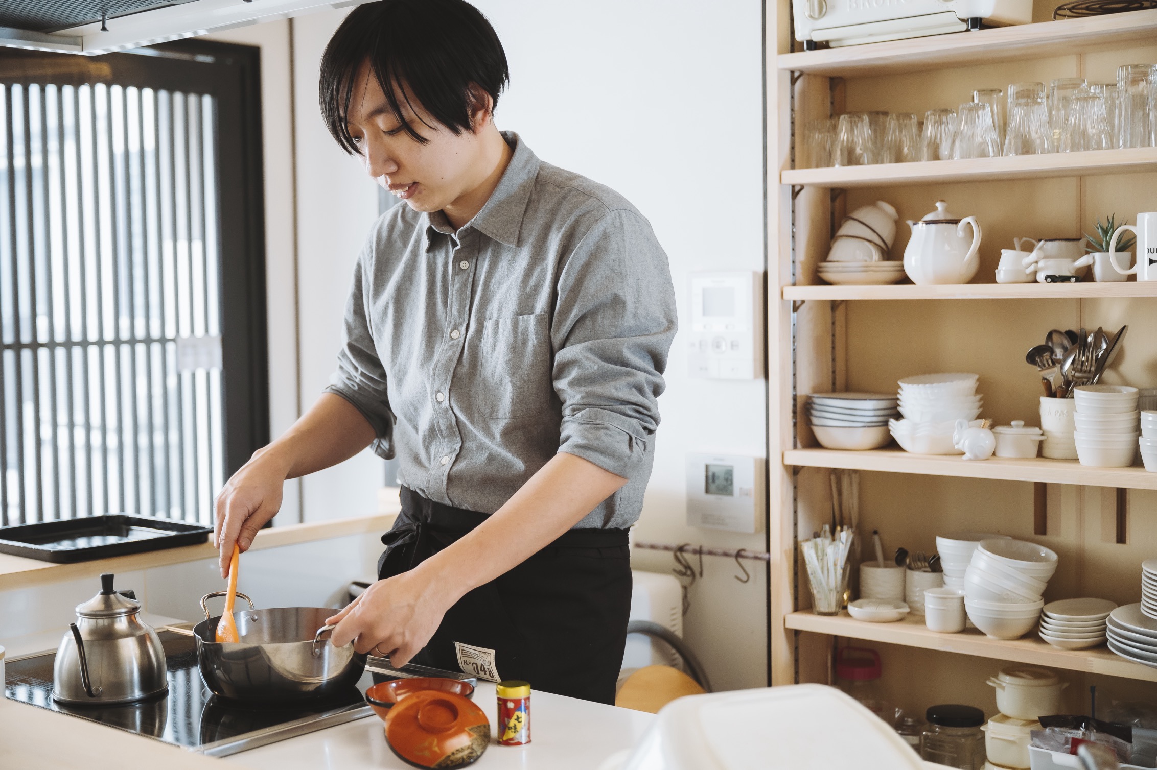 キッチンで料理をするKAZU